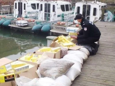 Najbardziej spektakularna wpadka przemytników w 2016 r.: 288 kg bursztynu i 58 tys. sztuk papierosów