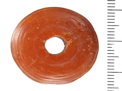 Paciorek bursztynowy wykonany na tokarce