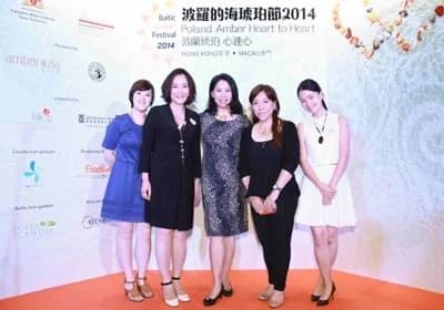 Amberozia Team - w środku Nancy Chui