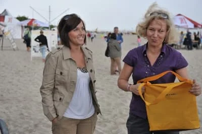 Krystyna Hartenberger-Pater (z lewej) w towarzystwie prezes PROT Marty Chełkowskiej na Mistrzostwach Świata w Poławianiu Bursztynu 2009