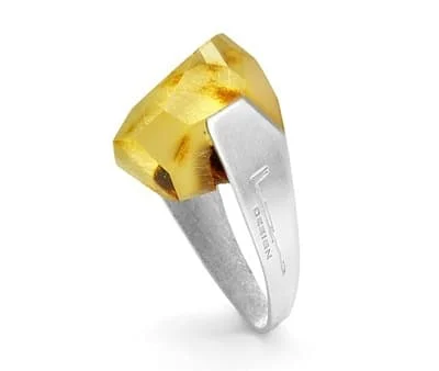Stereotypy dotyczące biżuterii bursztynowej są tak silne, że trudno przebić się do świadomości odbiorcy z nowoczesnym designem. Na zdjęciu: pierścionek autorstwa Marcina Tymińskiego