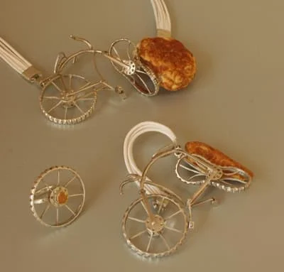Grand Prix: Natalia Łapinus, komplet „Rowery”, 2009. Bursztyn, metal, skóra.