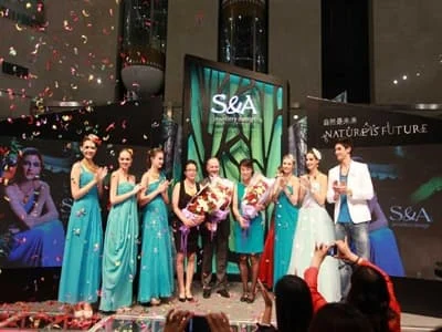 Pokaz mody z biżuterią bursztynową S&A