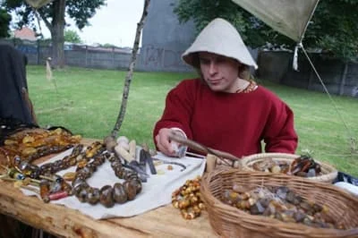 Eryk Popkiewicz w trakcie prezentacji dawnych technik obróbki bursztynu na Europejskim Święcie Bursztynu w Wieluniu