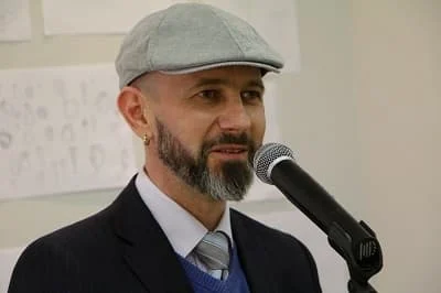 Marcin Tymiński w czasie wernisażu wystawy "For sale" w Legnicy