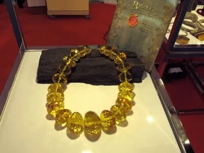 Kopia naszyjnika księznej Sybilli według pierwowzoru prezentowana na targach Amberif w Gdańsku