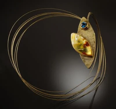 W najnowszej kolekcji dominują ciepłe barwy bursztynu i złota