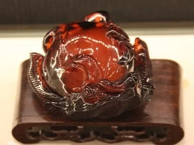 Rzeźba wykonana z bursztynie z Fushun