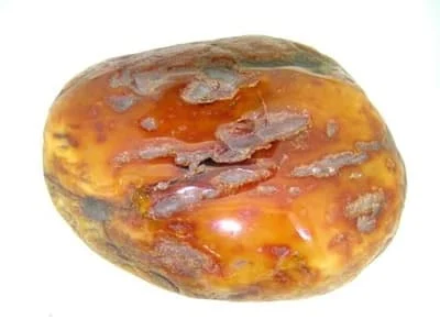 Dwukilogramowa bryła bursztynu znaleziona na plaży w Covehithe w hrabstwie Suffolk