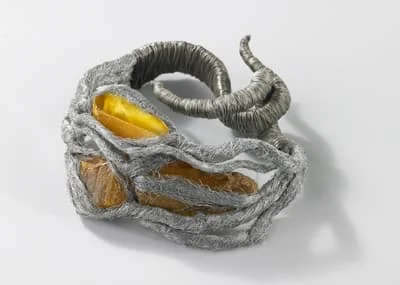 Praca Pawła Kaczyńskiego z wystawy "Nasz bursztyn"