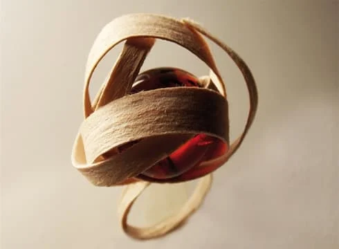 Natalia Czamańska - pierścionek: bursztyn bałtycki, formir drewniany