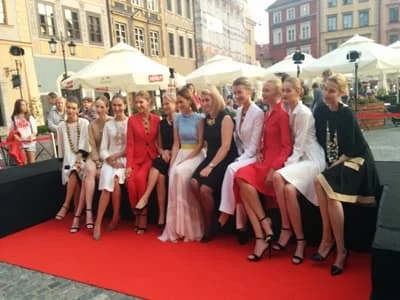 Projektantki Agata Całka i Maria Pilewicz oraz prowadząca pokaz Paulina Sykut-Jeżyna w towarzystwie modelek