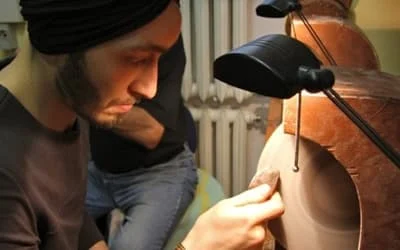 Projektanci z ZUO. Corp. poznają tajniki szlifowania bursztynu