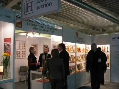 Dr inż. Ewa Wagner-Wysiecka i Gabriela Gierłowska prowadzące Laboratorium Bursztynu na targach Amberif’2010