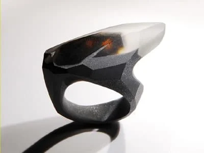 Małgorzata Szewczyk: pierścionek - bursztyn bałtycki, żywica