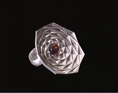 Julia Rajs: pierścionek, bursztyn bałtycki, silver CAD/CAM