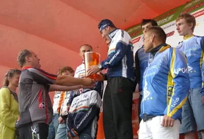 Janusz Antczak wręcza puchar w kolorze bursztynu