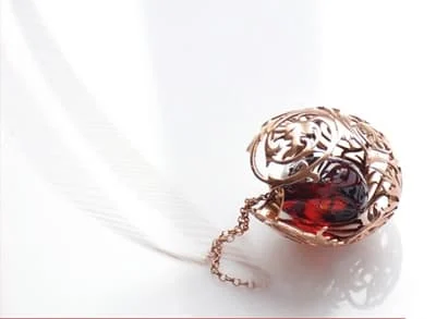 Agata Krawczyk: wisior – bursztyn, srebro złocone