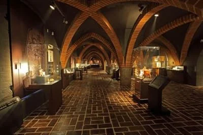 Wystawa "Bursztynowe konteksty" jest dynamiczna, atrakcyjna wizualnie i dostosowana do wymagań współczesnego widza