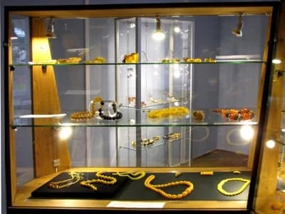 Fragment wystawy "Bursztyn i jego imitacje"