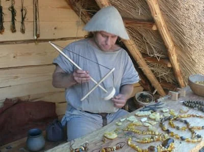 Eryk Popkiewicz opowie i pokaże, jak kiedyś wykonywano bursztynowe ozdoby