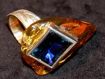 Christoph Steidl Porente: pierścionek z byrsztynem