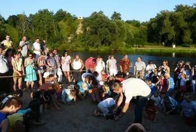 Poszukiwanie bursztynu nad Wartą podczas ubiegłorocznego Święta Bursztynu