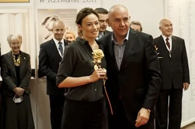 Laureaci wyróżnienia Bursztynowej Róży: Magdalena Różczka i Tomasz Osuch z Fundacji Spełnionych Marzeń