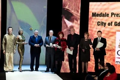 Wiceprezydent Andrzej Bojanowski i laureaci: Adam Pstrągowski, Paulina Binek, Leszek Górski oraz Dorota Dobrzyńska i Krzysztof Kaczmar