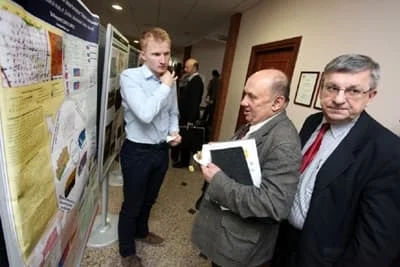 Krzysztof Czuryłowicz na konferencji geologicznej "Lubelski bursztyn - znaleziska, złoża, geologia, perspektywy" w Chełmie w towarzystwie prof. Marka Niecia i prof. Krzysztofa Szamałka