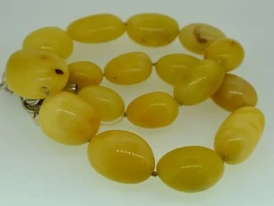 Naszyjnik z mlecznego kopalu