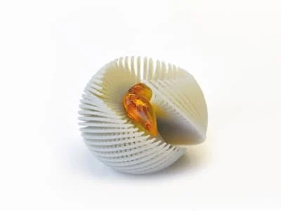 Monika Woszczak: wisiorek - bursztyn bałtycki, fotopolimer