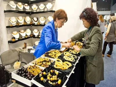 Na targach Amberif i Ambermart bursztyn prasowany musi być widocznie opisany