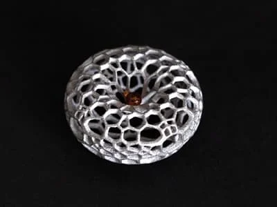 Agnieszka Weis: wisior - bursztyn bałtycki, tytan (CAD / CAM - DMLS)