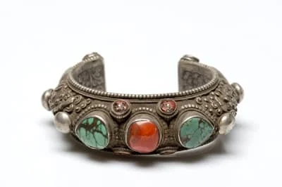 Bransoleta z Ladakh: srebro, koral i turkus