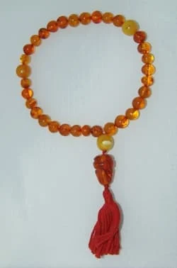 Różaniec w świecie islamu, skąd pochodzi, nazywa się subha lub tasbih i składa się z 33 paciorków lub z trzech części po 33 paciorki; pomaga w wymawianiu wszystkich 99 tzw. atrybutów (imion) Allaha