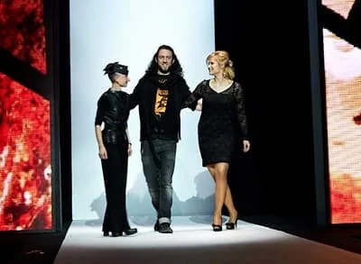 Michał Starost na Gali Mody i Bursztynu Amberif 2011 w towarzystwie projketantki kapeluszy Beaty Miłogrodzkiej i Marty Basińskiej z firmy S&A
