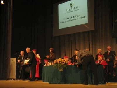 Adam Koperkiewicz odbiera statuetkę i dyplom