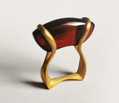 Monika Reptowska: pierścionek z bursztynem