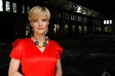 Wielbicielką matowionych bursztynów Danuty Kruczkowskiej jest Ambasador Bursztynu Monika Richardson